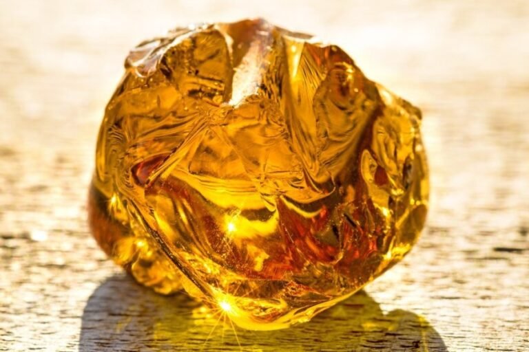 Pezzo di ambra baltica grezza illuminata dal sole, dai toni dorati e ambrati